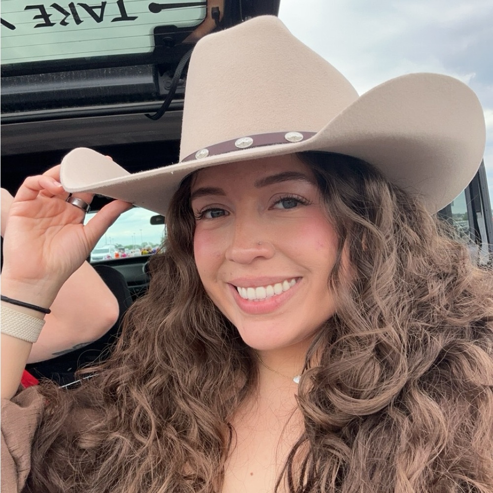 Elegant Cream Cowboy Hat with Leather Band - Picture 7 of 7